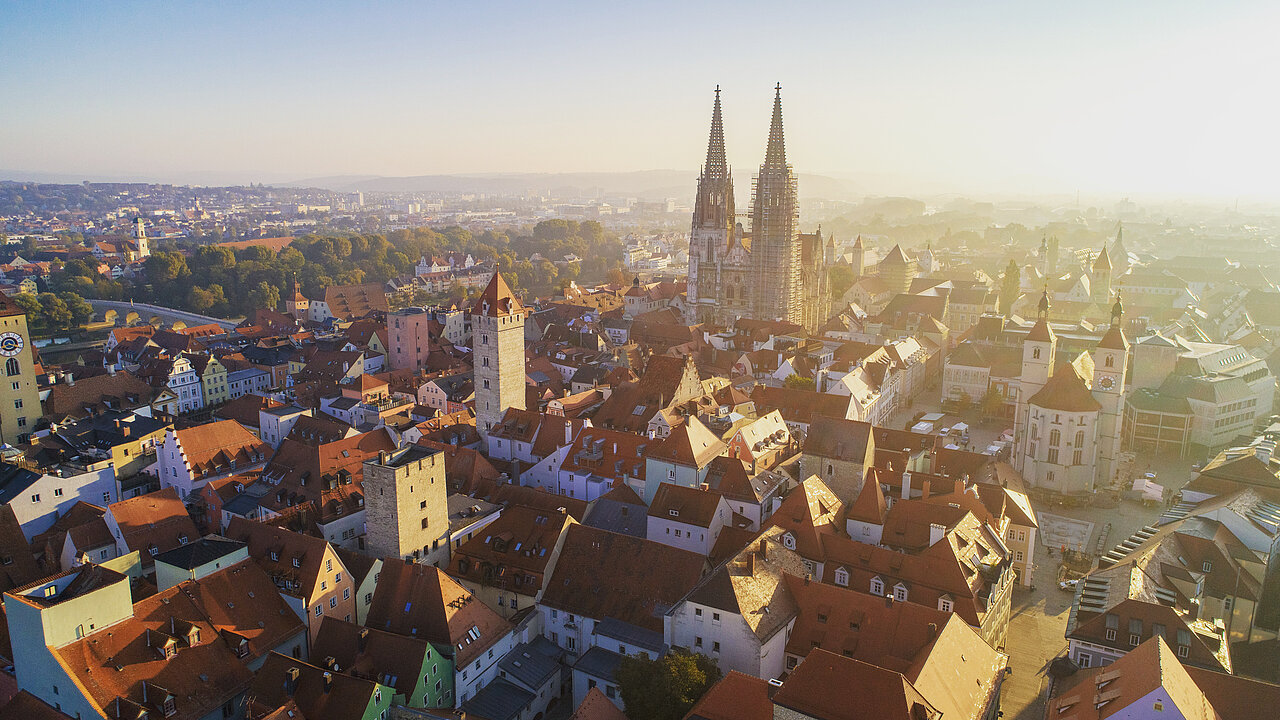 Stadtpanorama von Regensburg bei Abenddämmerung im Sommer