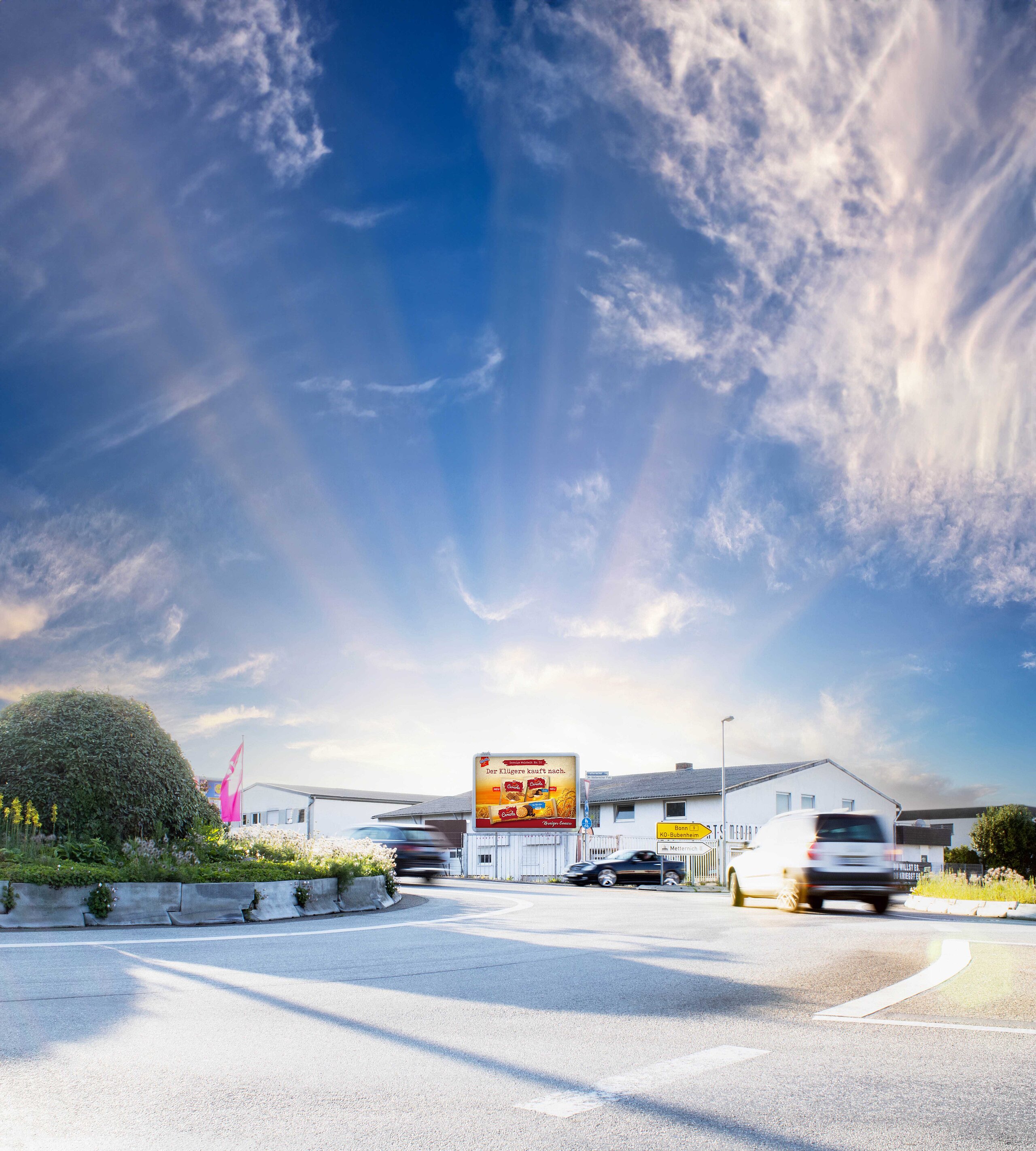 9 Quadratmeter Großplakat an einer Hauptverkehrsstraße in einem Kreisel