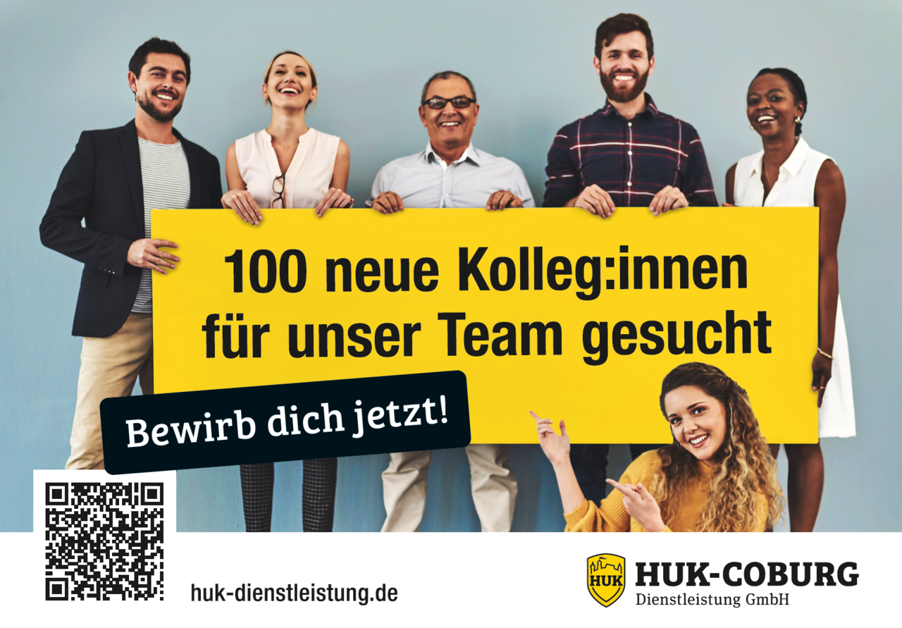 Das Plakatmotiv der HUK-Coburg trägt die Aufschrift "100 neue Kolleg:innen für unser Team gesucht. Bewirb dich jetzt!" Im Hintergrund stehen 5 Mitarbeiter die alle in die Kamera lächeln. Eine Frau zeigt im Vordergrund auf die Aufschrift. 