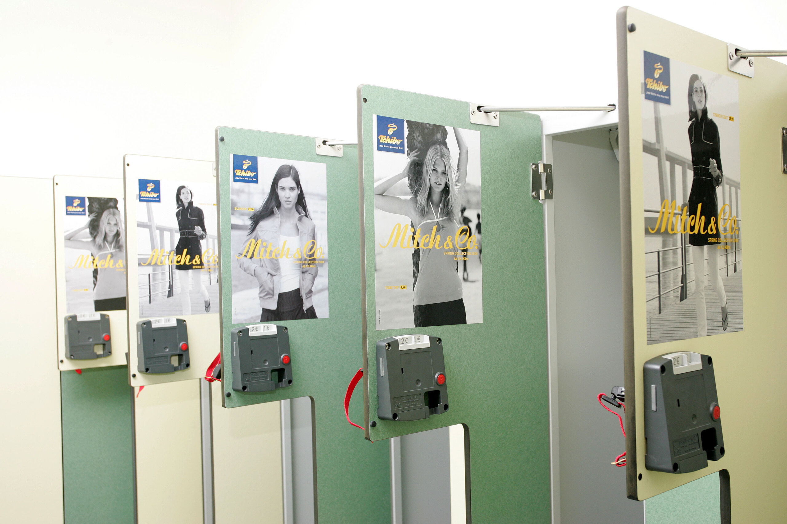 plakat-verkauft.de_Spindwerbung_Plakat Tschibo wirbt auffallend in den Spinden eines Fitnessstudios