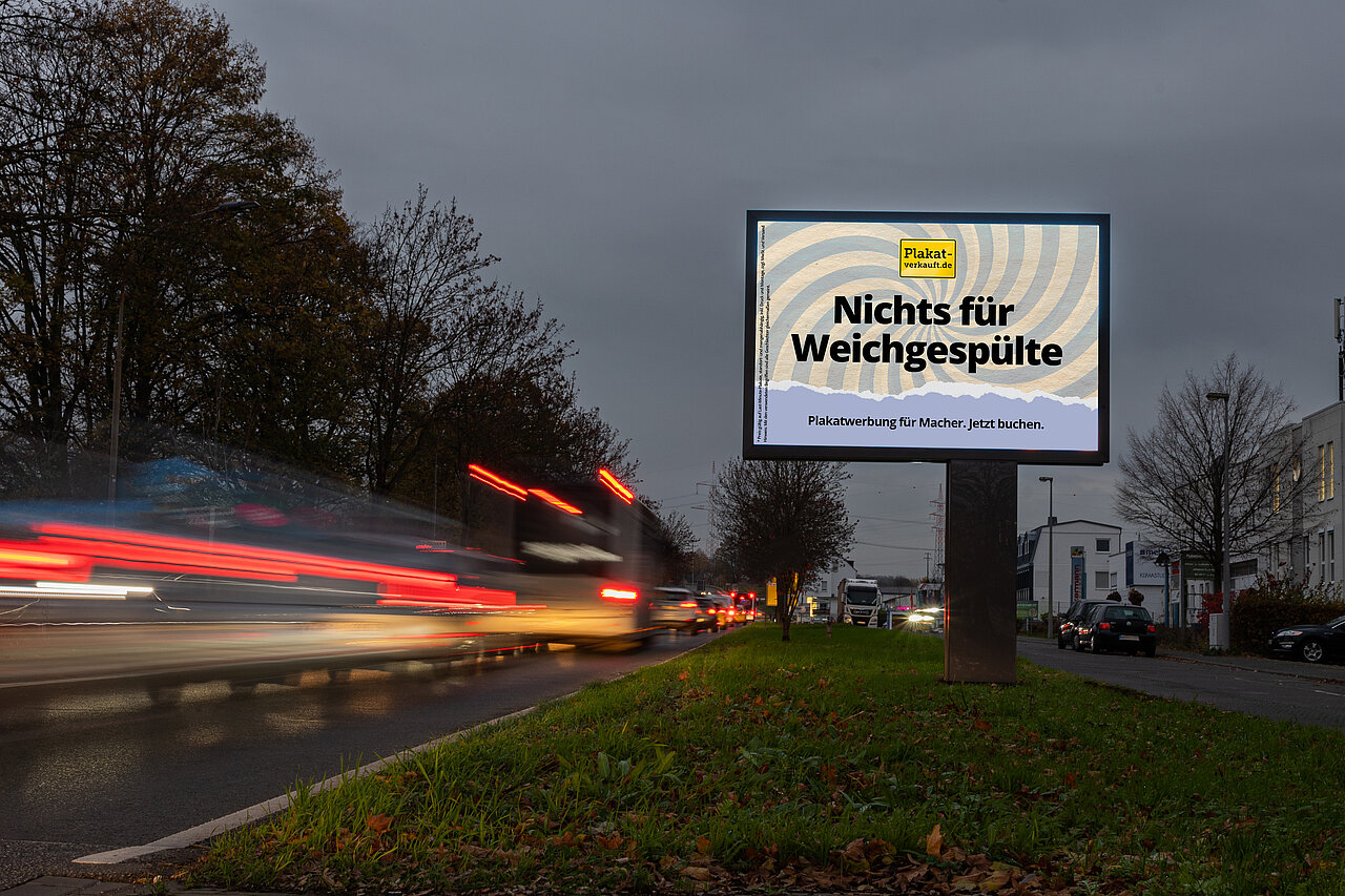 Digitales Großplakat mit Motiv von Plakat-verkauft.de und der Headline "Nichts für Weichgespülte" an einer stark befahrenen Straße, ideal für aufmerksamkeitsstarke digitale Außenwerbung.