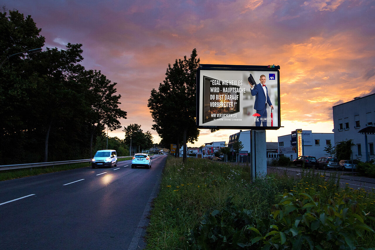 Großplakat mit 9 qm Werbefläche steht an befahrener Straße mit Versicherungs-Motiv