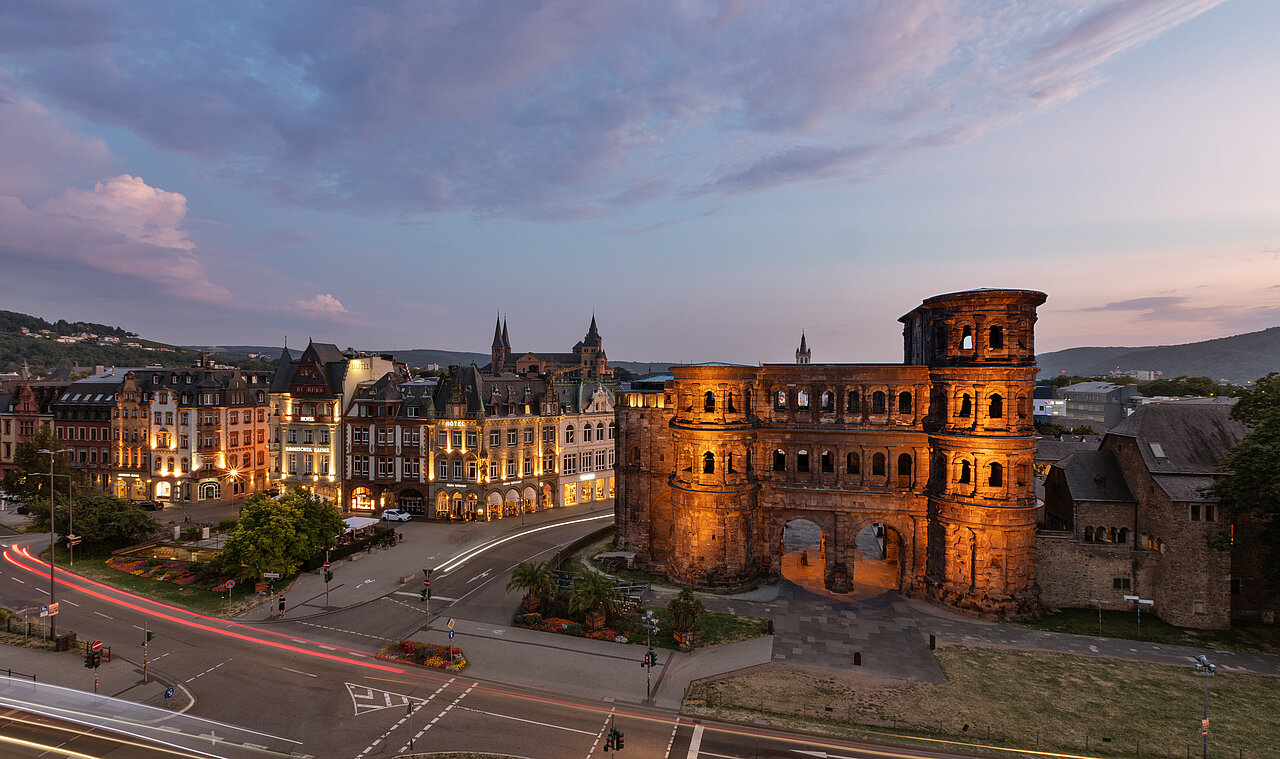 Nächtlicher Blick auf eine Straßenecke neben der Porta Nigra in Trier, Rheinland-Pfalz
