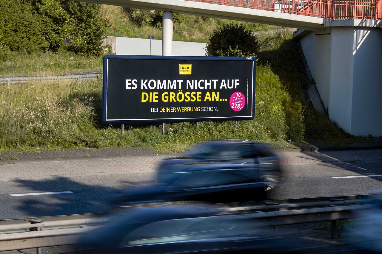 Megastar in Koblenz an der B9 - Kampagne "Es kommt nicht auf die Größe an" 18 Quadratmeter Megastar an der B9 in Koblenz