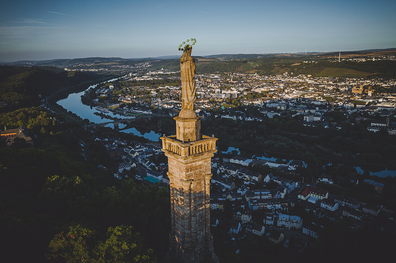 Stadtpanorama von Trier mit Fluss und Denkmal