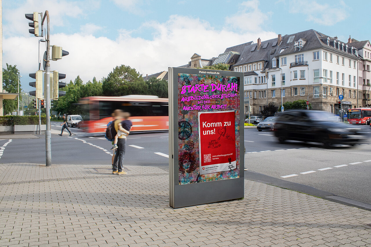 Citylight-Poster in der Innenstadt mit einem Plakat der Agentur für Arbeit Cottbus.