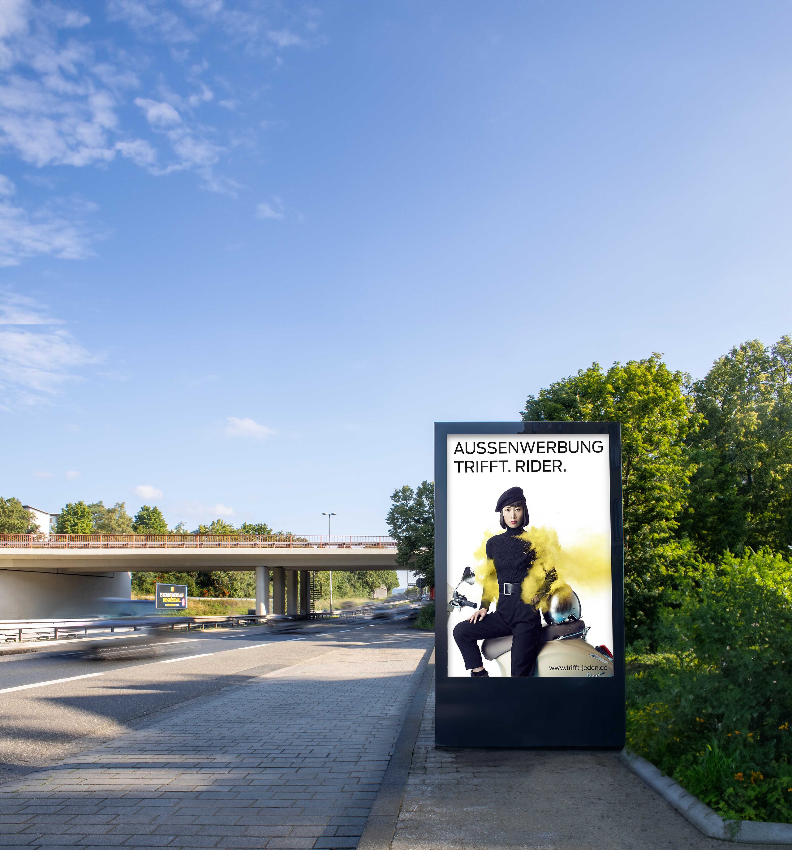 Citylight-Poster an Hauptverkehrsstraße - FAW-Kampagne gelb Hochformatiges Citylight-Poster direkt in der Hauptstraße