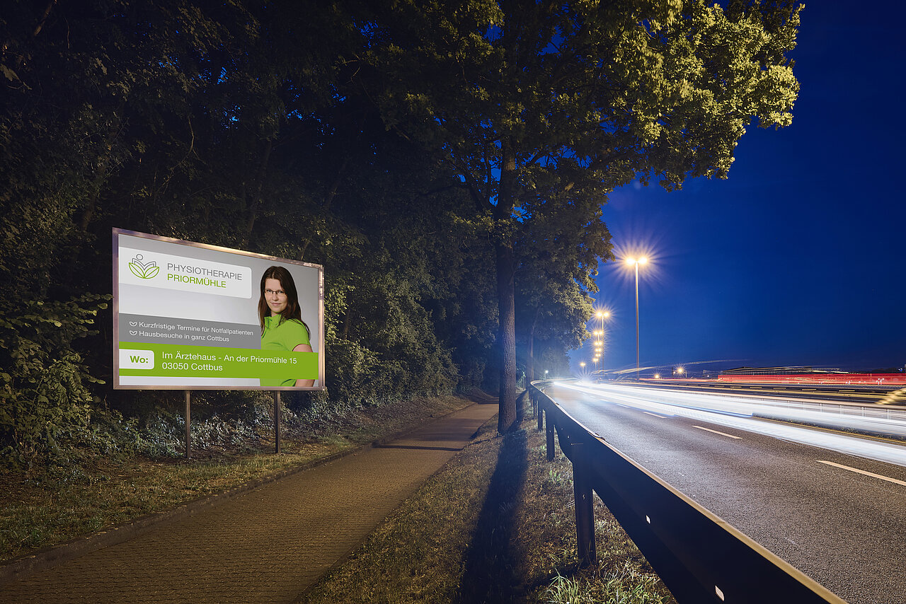 Großplakat an einer Straße mit Motiv der Physiotherapie-Praxis Priormühle aus Cottbus.