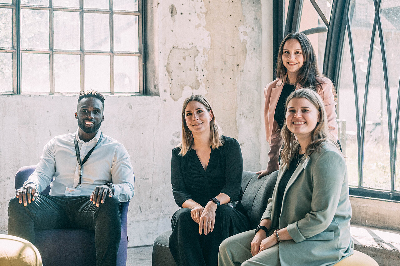 Teamfoto von 3 Kolleginnen und einem Kollegen von Plakat-verkauft.de 