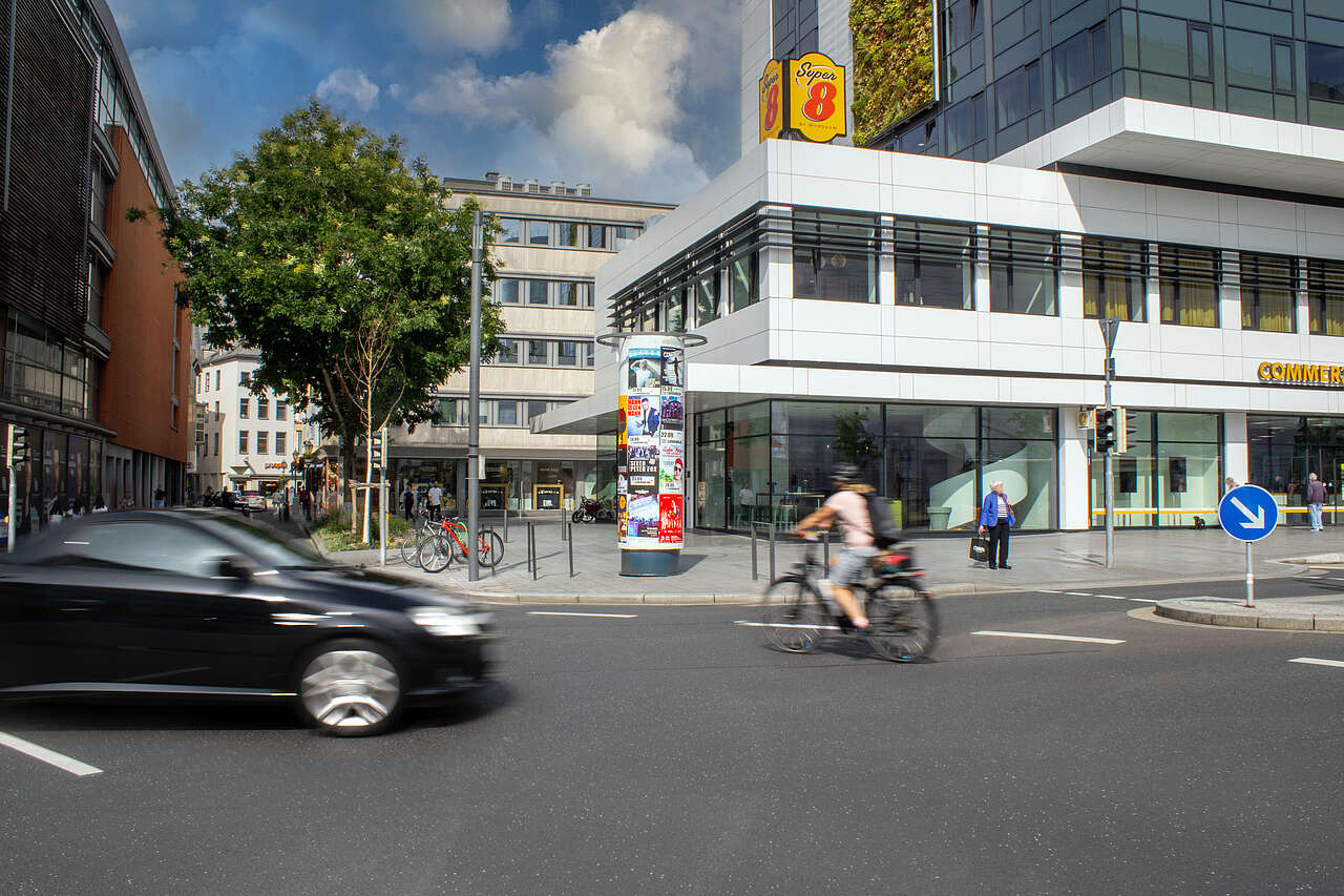 plakat-verkauft.de_allgemeinstelle_zentralplatz Allgemeinstelle an Straßenkreuzung mit vielen Plakaten