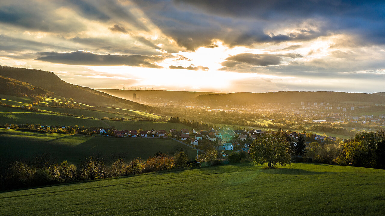 Landschaftspanorama der Stadt Jena bei Sonnenuntergang. 