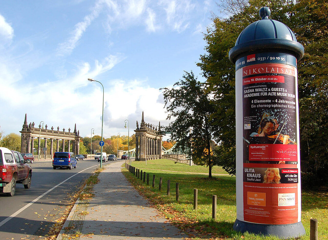 Werbesäule an einer starkfrequentierten Straße in Potsdam.
