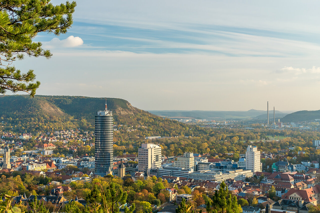 Stadtpanorama von Jena bei Abenddämmerung im Sommer