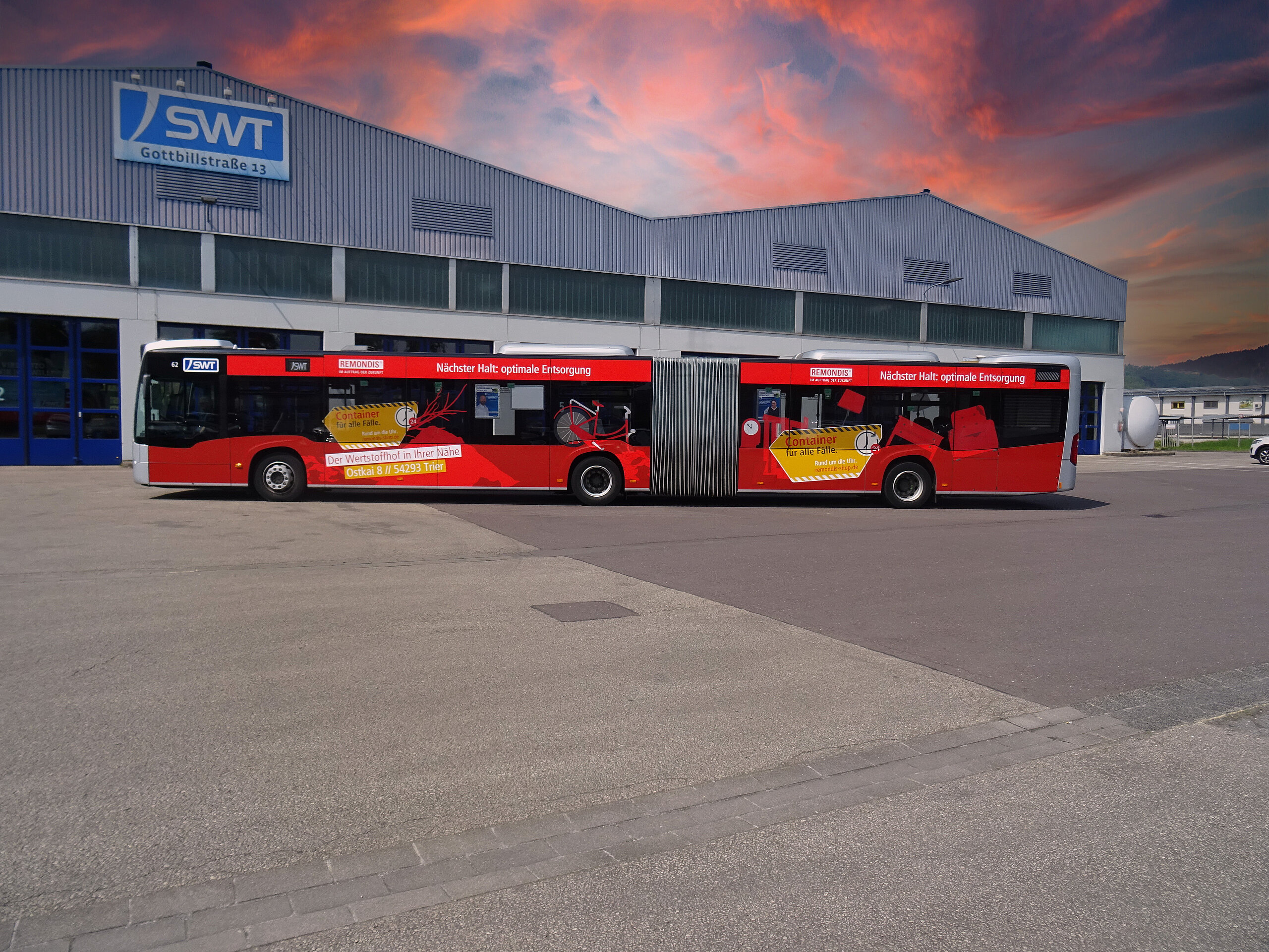 Fahrerseite eines Gelenkbusses mit Remondis-Motiv vor der Lagerhalle der Stadtwerke Trier