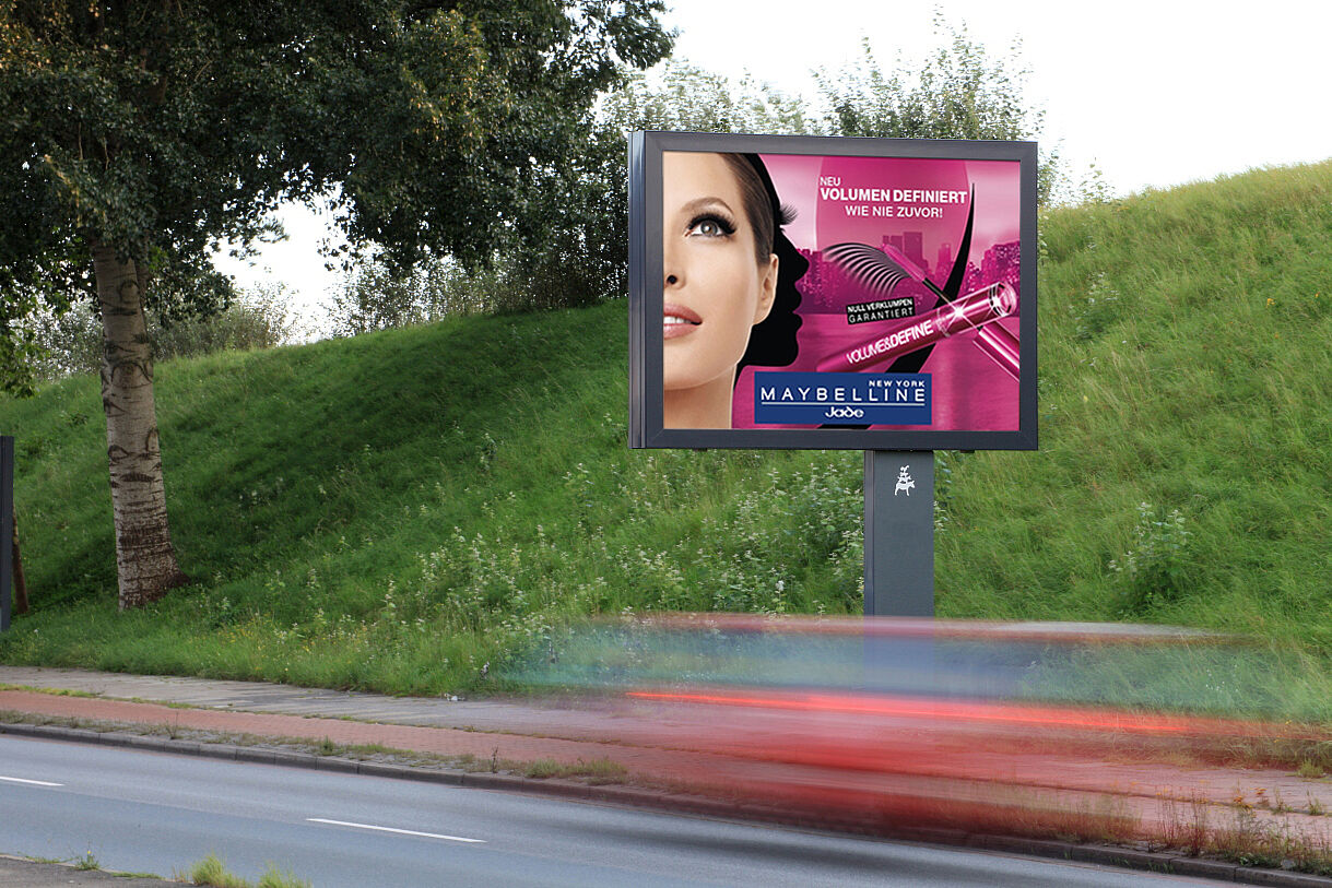 plakat-verkauft.de_megalights_bremerhaven Mega-light an befahrender Straße mit Maybelline Motiv