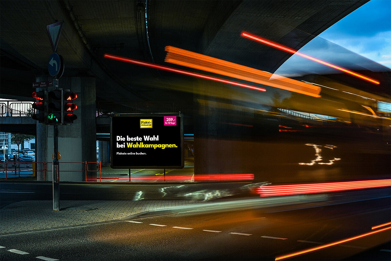 Großfläche am Abend an befahrener Straße. Das Motiv ist von Plakat-verkauft.de und die Headline lautet: Die beste Wahl zur Wahl. Jetzt Vertrauen schaffen"