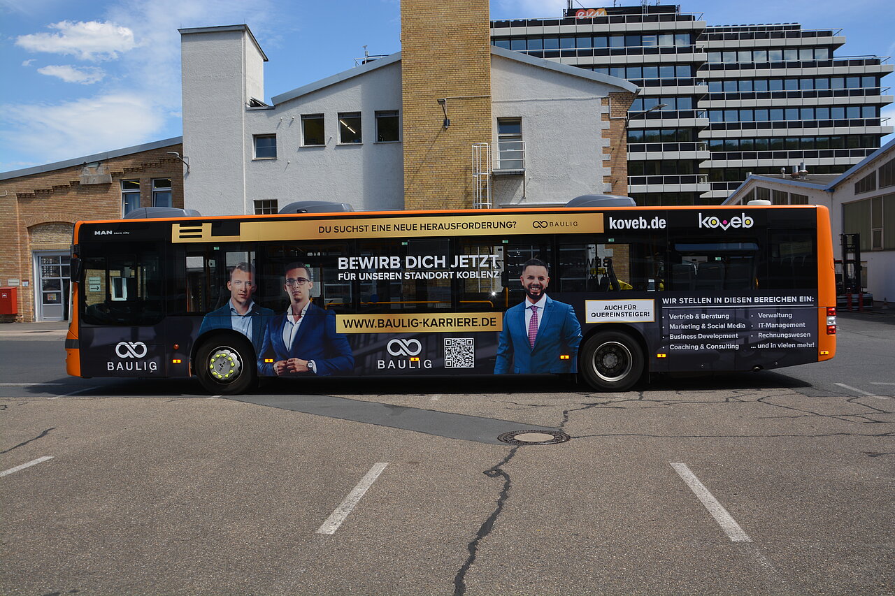 plakat-verkauft.de_buswerbung_baulig Ein auffällig gestalteter Bus wirbt für Karrieremöglichkeiten bei Baulig in Koblenz – mit direkter Ansprache und QR-Code zur Bewerbung.