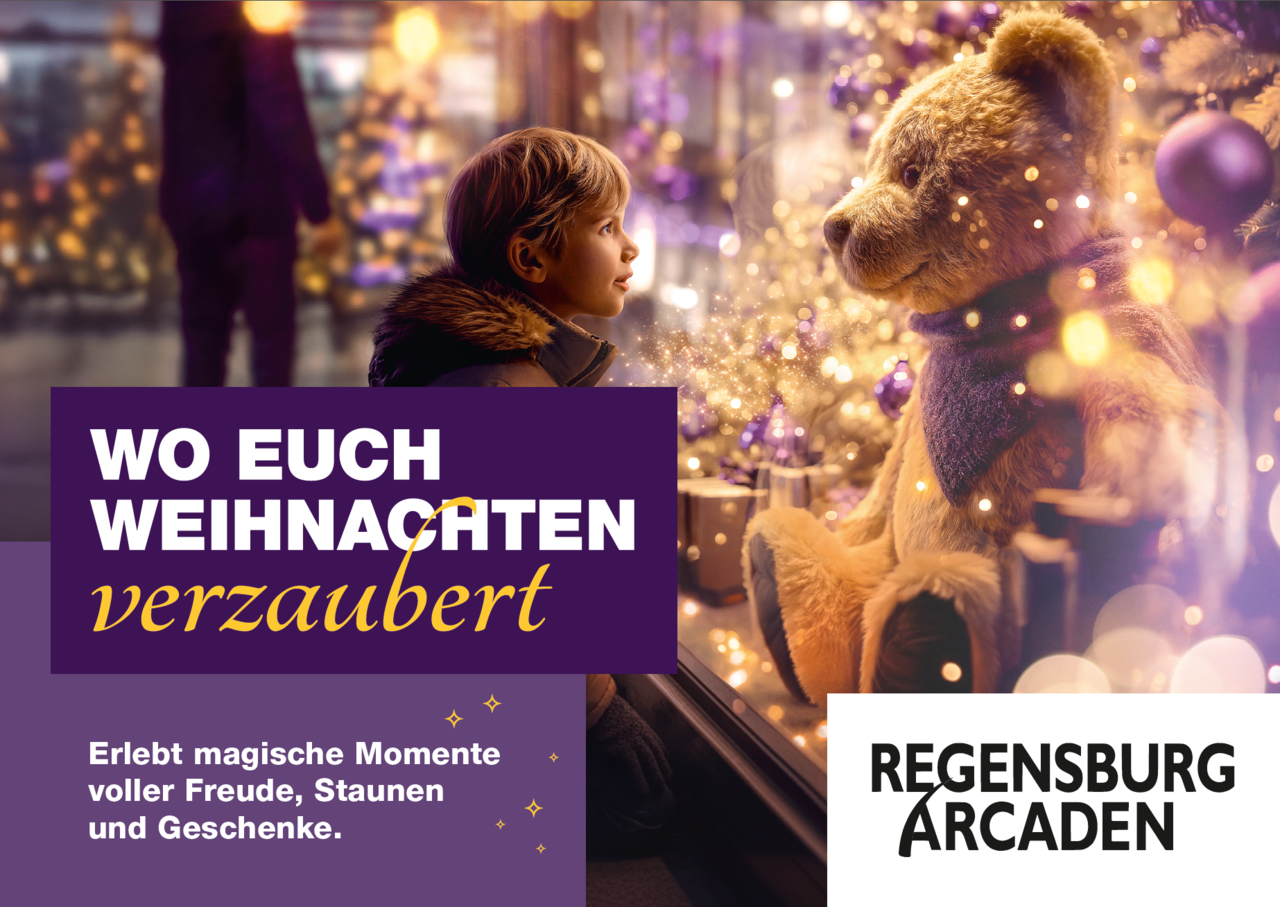 Das Plakatmotiv der Regensburg Arcaden zeigt ein Kleinkind vor einem Schaufenster. Hinter dem Schaufenster steht ein riesengroßer Teddybär. Die Aufschrift lautet: "Wo euch Weihnachten verzaubert"
