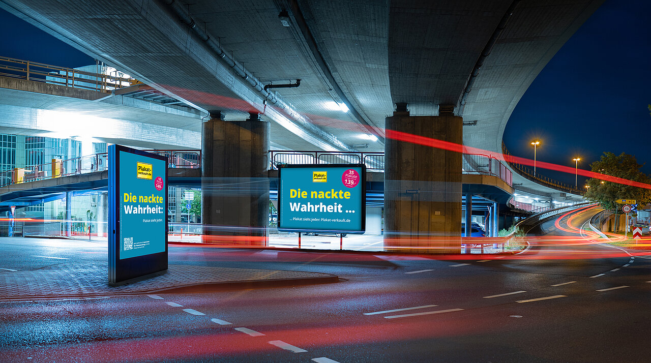 Klassisches Großplakat, daneben ein digitales Citylight. Plakatwerbung & digitale Außenwerbung - der perfekte Mix für maximale Sichtbarkeit. 