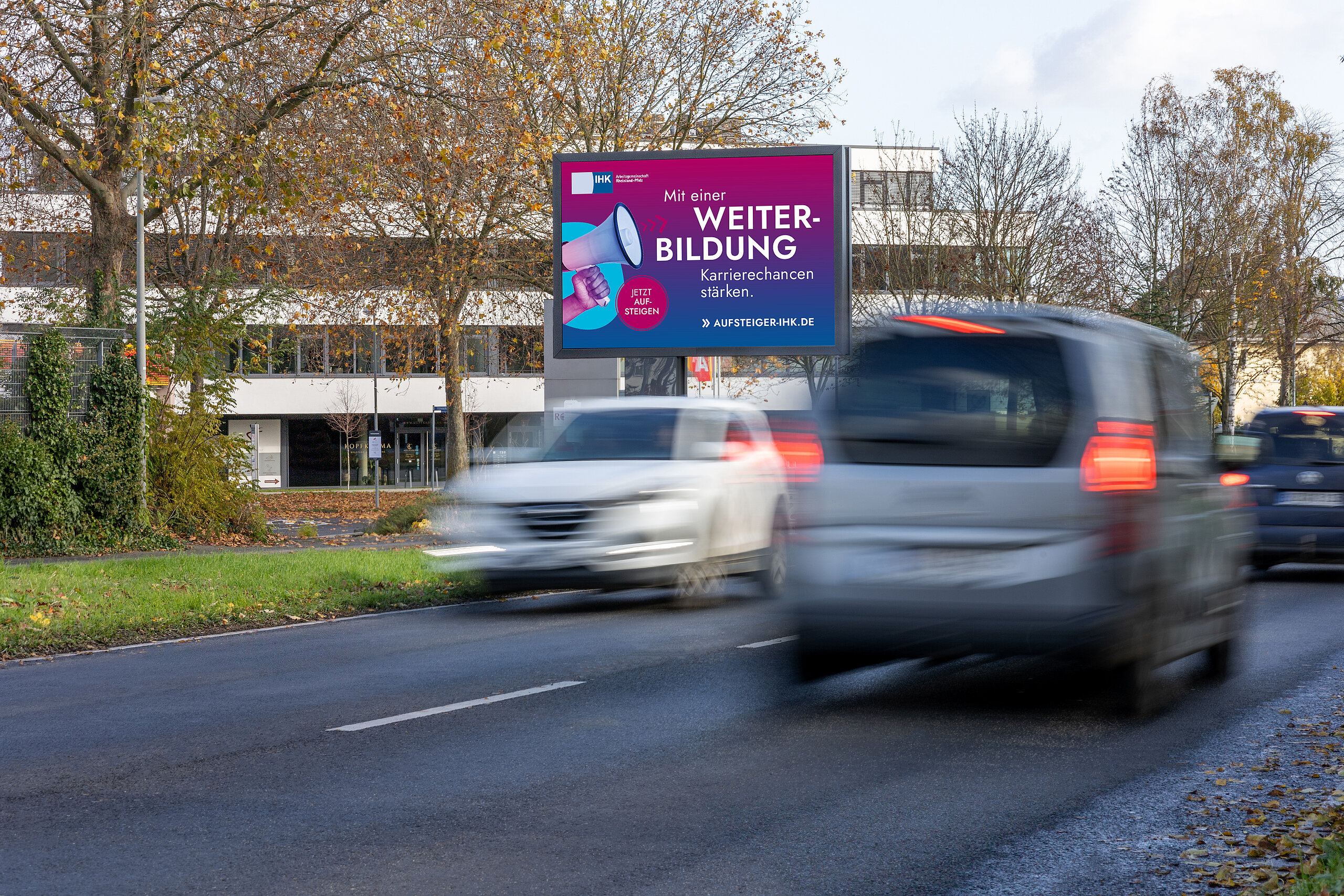 Digitales Großplakat mit Motiv der IHK Koblenz an einer stark befahrenen Straße, ideal für aufmerksamkeitsstarke digitale Außenwerbung.