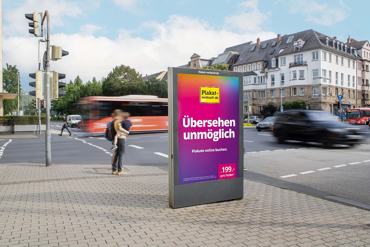 Citylight-Poster - Kampagne "Übersehen unmöglich" Hochformatiges Citylight-Poster an einer Hauptverkehrsstraße