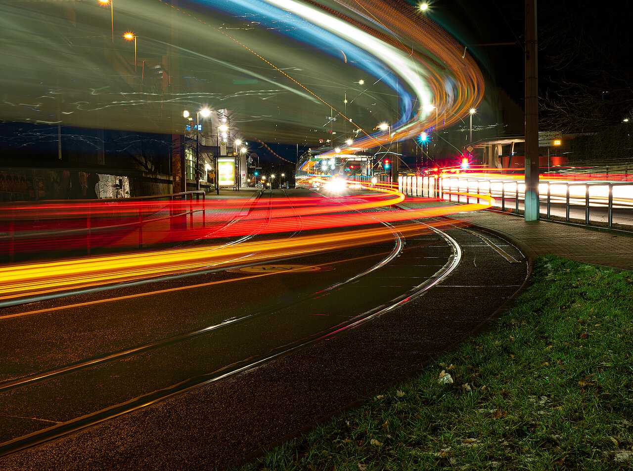 Langzeitbelichtung in der Stadt Jena bei Nacht in der Nähe einer Straßenbahn.