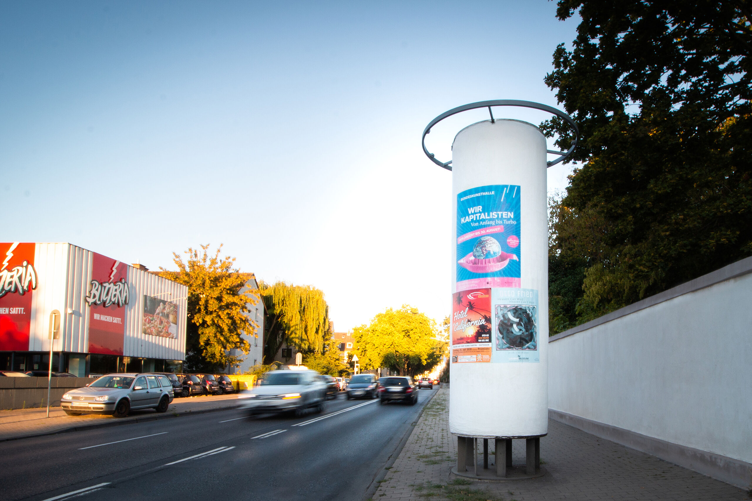 plakat-verkauft.de_allgemeinstelle_blitzeria Allgemeinstelle an stark befahrender Straße mit 3 Plakatmotiven.