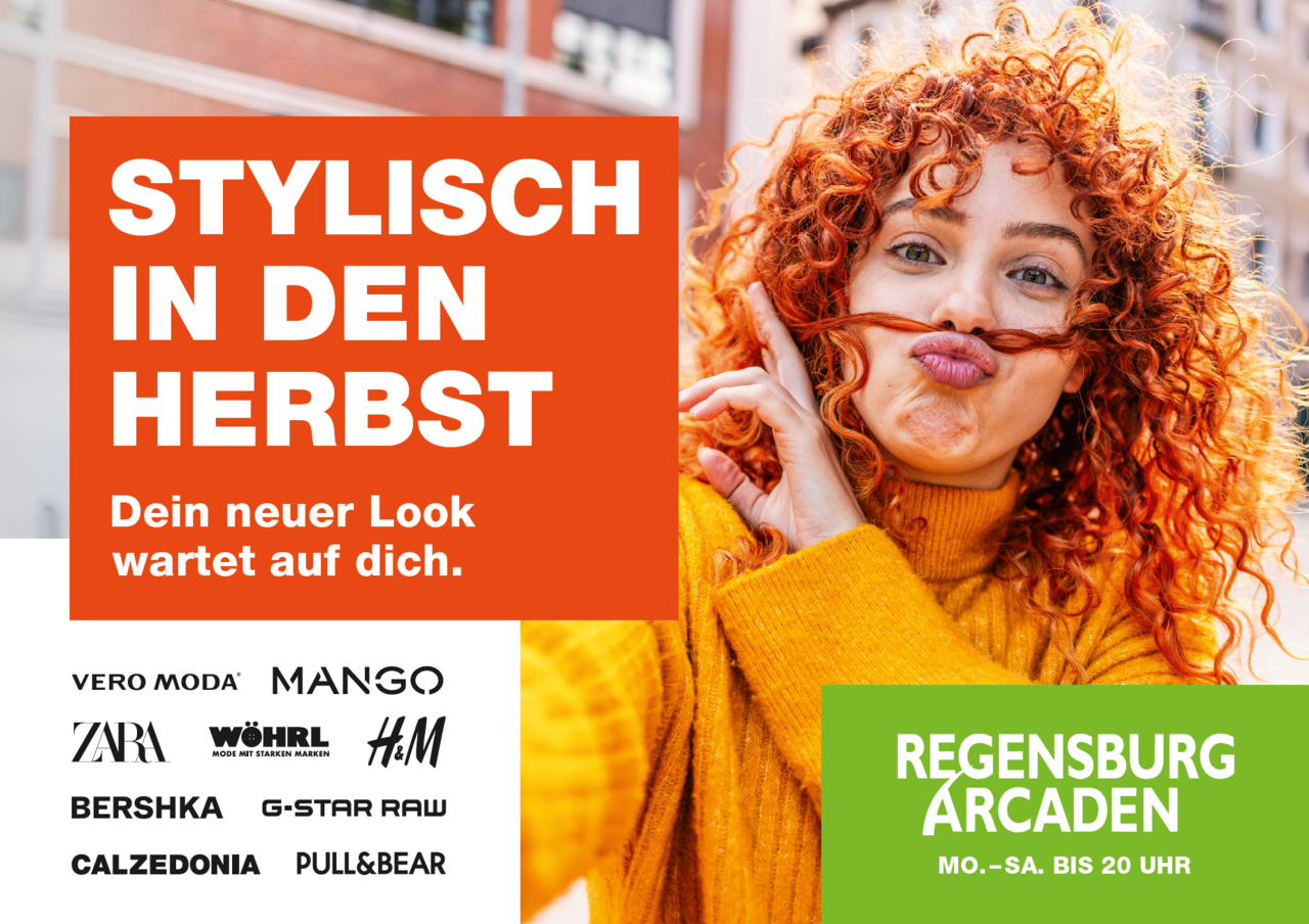Plakatmotiv: Frau mit lockigem roten Haar und orangenem Pullover, die sich eine Haarsträhne über den Mund legt. Links steht die Aufschrift: "Stylisch in den Herbst"