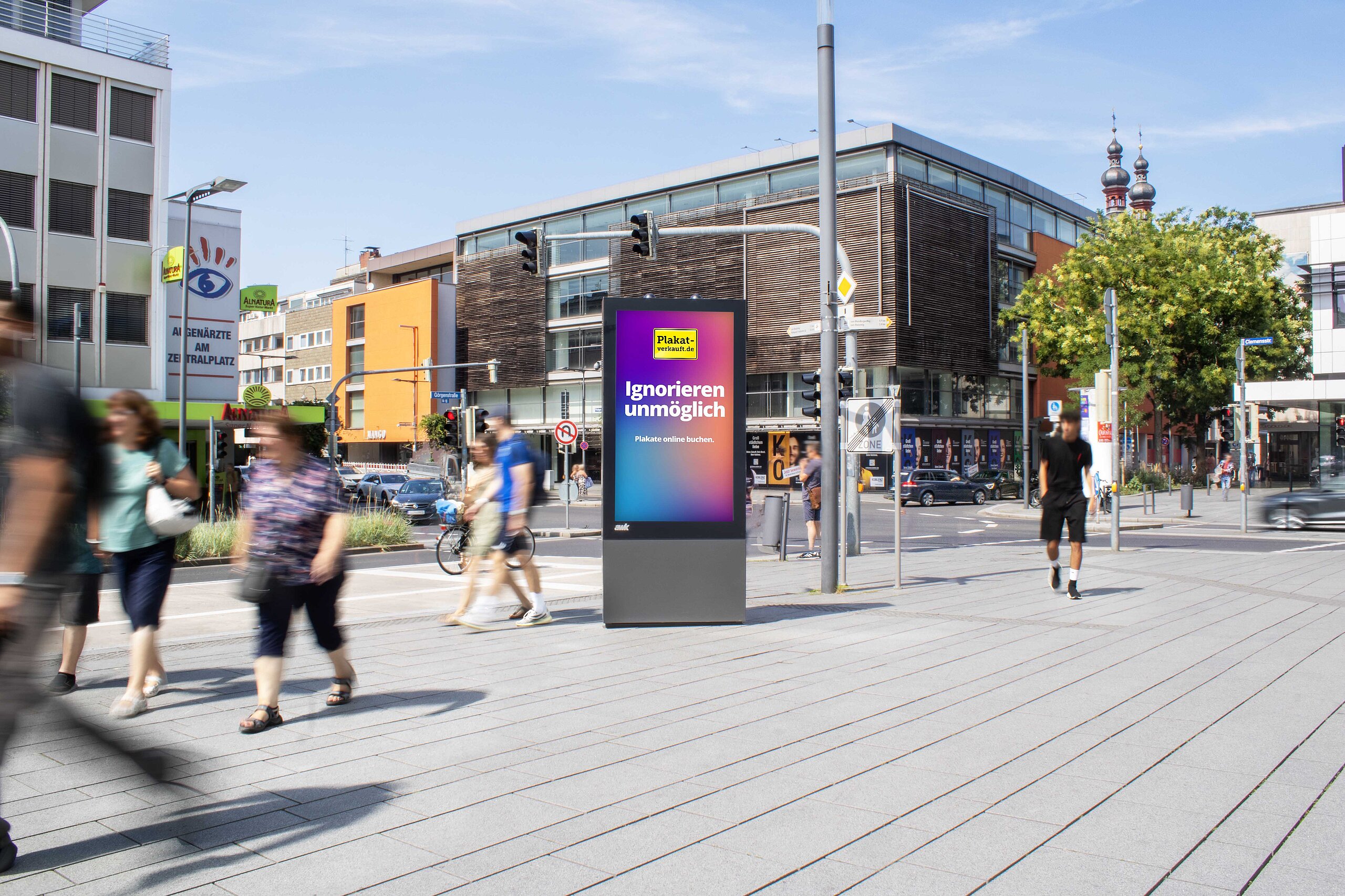 Digitale Vitrine - Kampagne "Ignorieren unmöglich" Digitale Vitrine im Hochformat in der Innenstadt