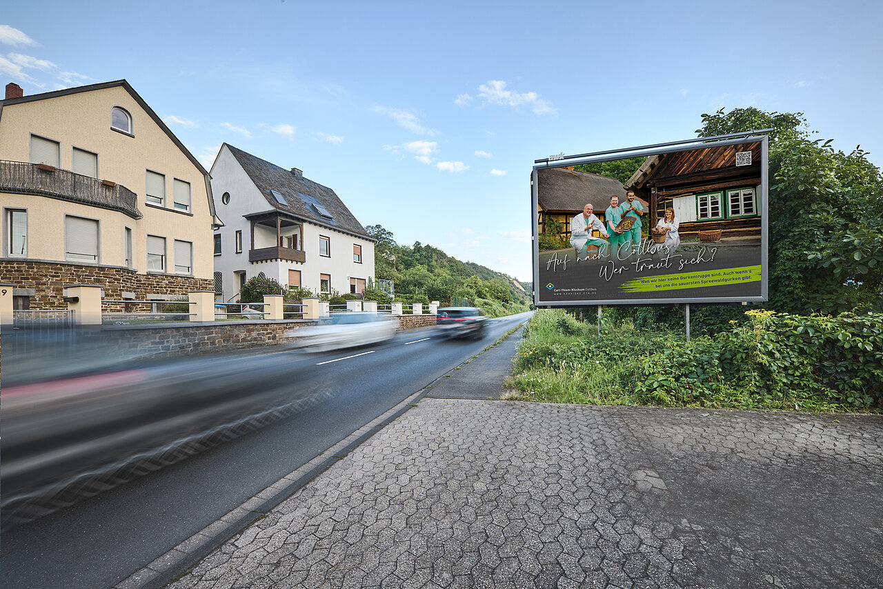 Großplakat an einer Straße mit einem Motiv des Carl Thiem Klinikums Cottbus. 