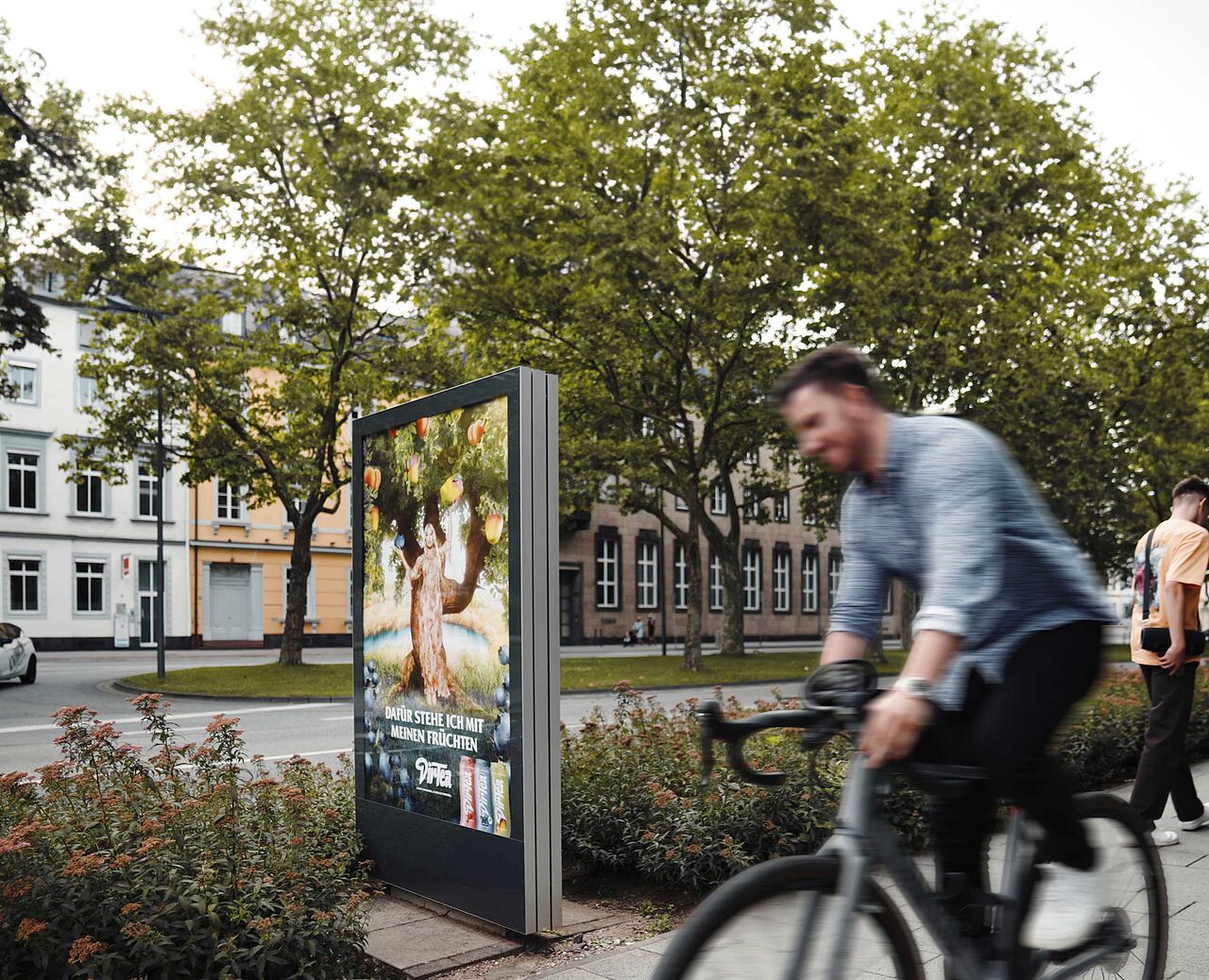 Citylight-Poster in der Fußgängerzone - Kampagne DirTea Hochformatiges Citylight-Poster direkt in der Innenstadt