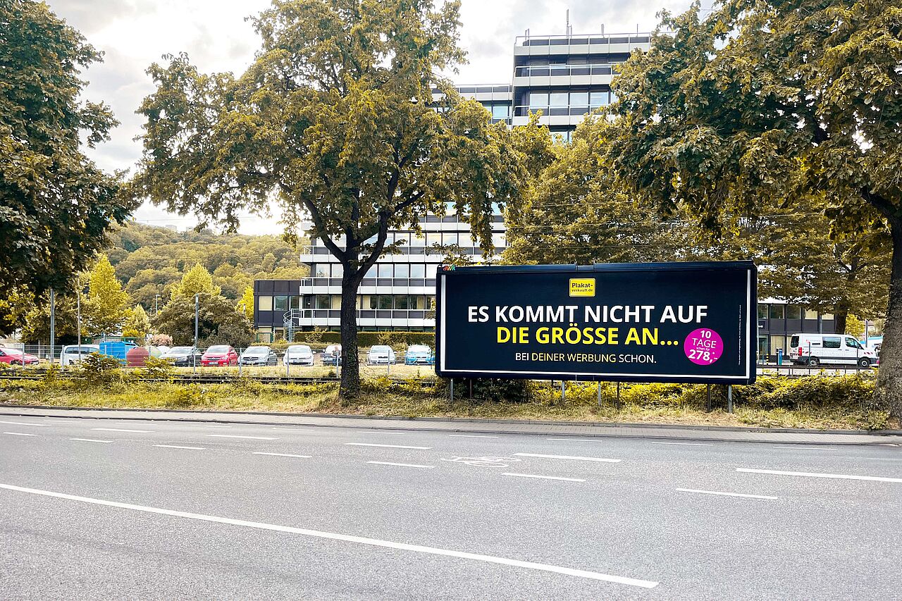 Megastar in Koblenz Oberwerth - Kampagne "Es kommt nicht auf die Größe an" 18 Quadratmeter Megastar an einer Hauptverkehrsstraße