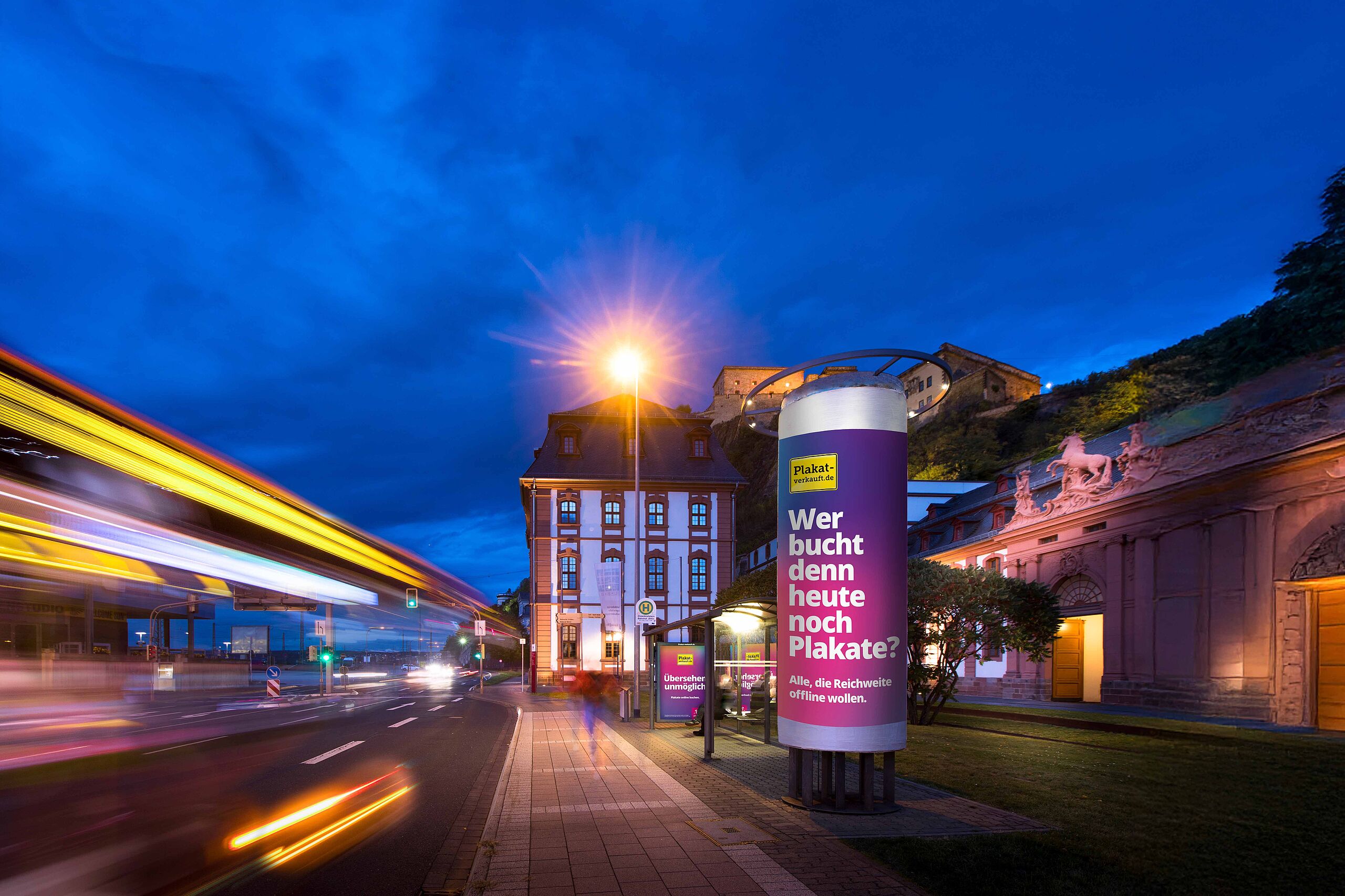 Werbesäule - Kampagne "Wer bucht denn heute noch Plakate?" Werbesäule mit Rund-um-Werbewirkung an Hauptstraße