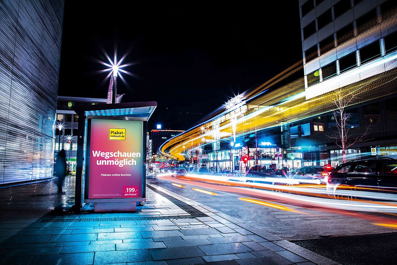 Citylight-Poster - Kampagne Wegschauen Hochformatiges Citylight-Poster direkt in der Innenstadt