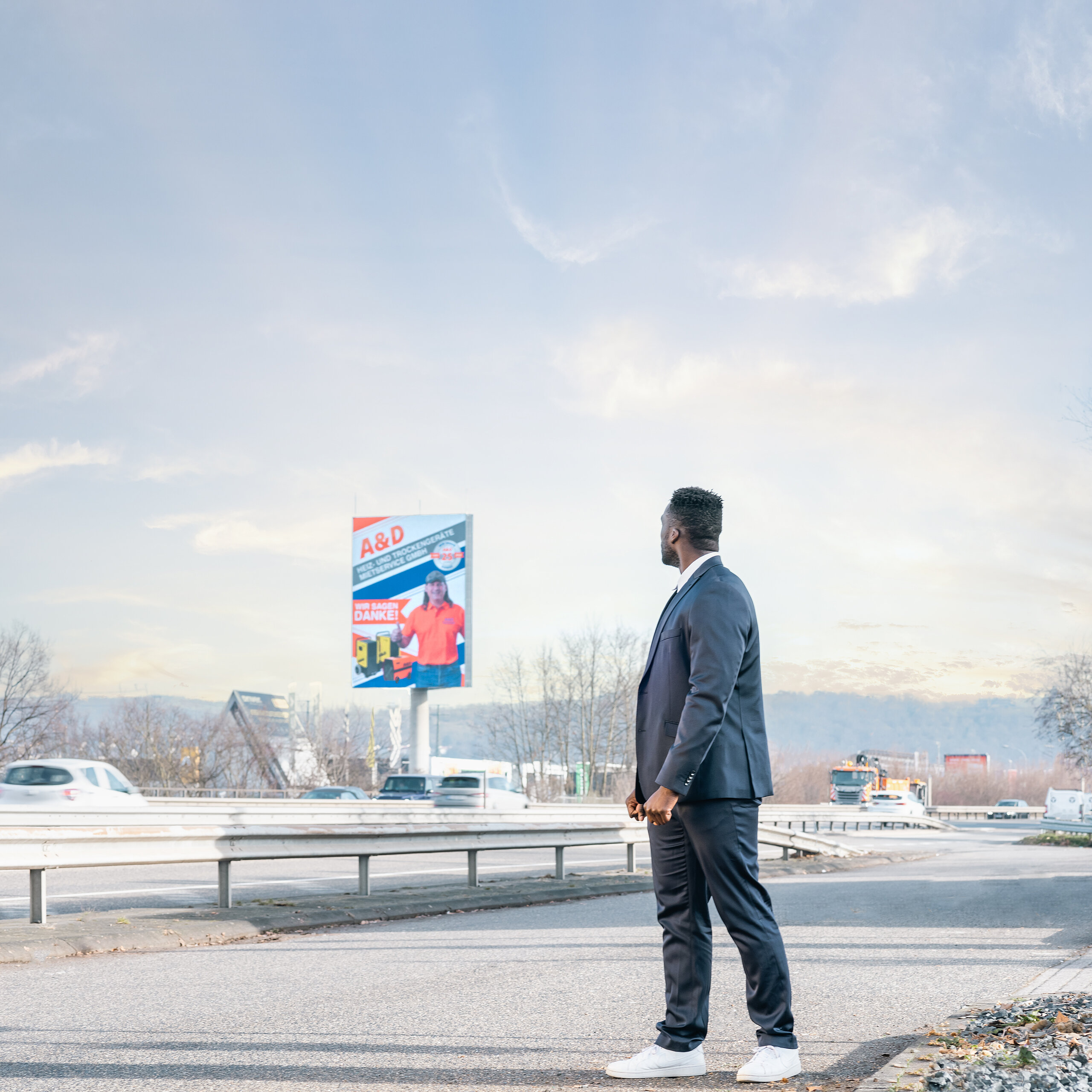Regional Sales Manager Sebastian von Plakat-verkauft.de vor dem digitalen Tower an der B9.