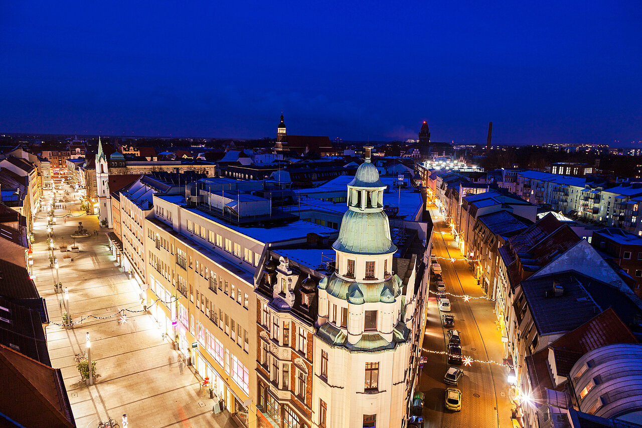 Blick über beleuchtete Cottbuser Altstadt in der Nacht