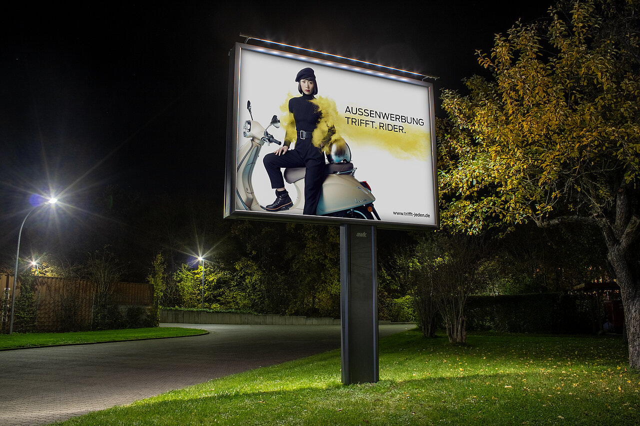 Großfläche beleuchtet bei Nacht