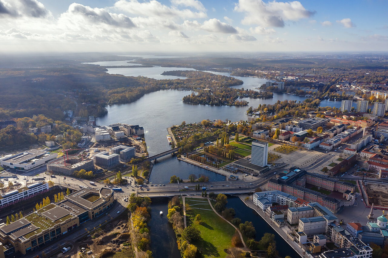 Stadtansicht von Potsdam mit Fluss, Brücken und Grünflächen aus der Vogelperspektive