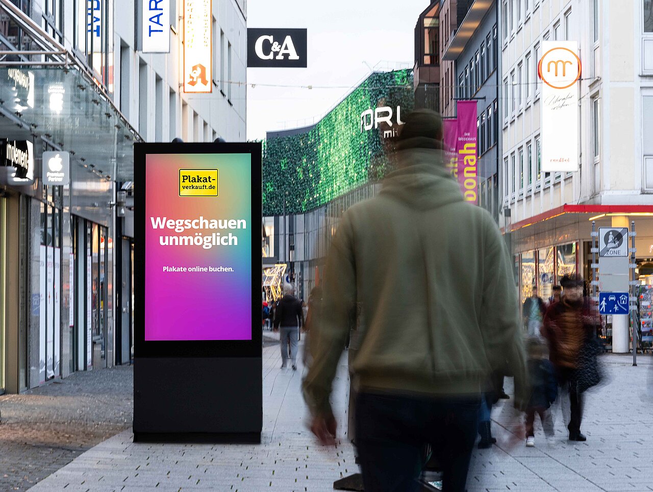Digitale Vitrine - Kampagne "Wegschauen unmöglich" Digitale Vitrine im Hochformat in der Innenstadt