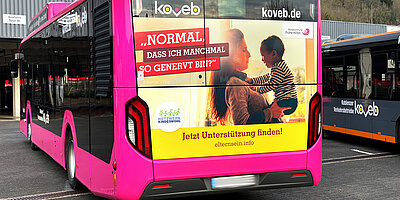 Heckflächenwerbung auf einem Bus von Elternsein.info mit der Botschaft „Jetzt Unterstützung finden!“, präsentiert im Außenwerbeformat.