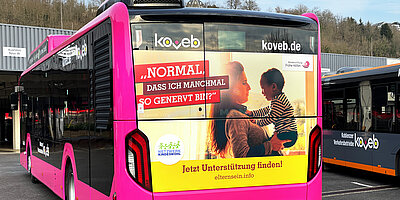 Heckflächenwerbung auf einem Bus von Elternsein.info mit der Botschaft „Jetzt Unterstützung finden!“, präsentiert im Außenwerbeformat.