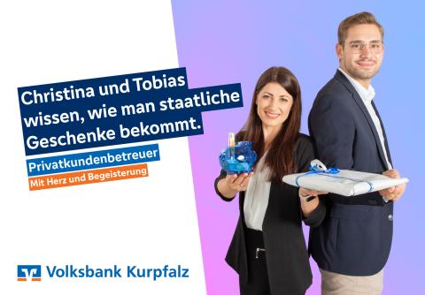 plakat-verkauft.de_banken_volksbank-kurpfalz Plakatmotiv der Volksbank Kurpfalz mit zwei Kundenberatern, die Geschenke präsentieren. Hinweis auf staatliche Förderungen und persönliche Beratung.