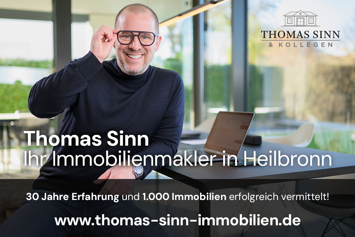 Plakatmotiv: Mann mit Brille am Schreibtisch mit einem Lächeln im Gesicht. Darunter die Aufschrift: "Thomas Sinn: Ihr Immobilienmakler in Heilbronn. 30 Jahre Erfahrung und 1.000 Immobilien erfolgreich vermittelt!"
