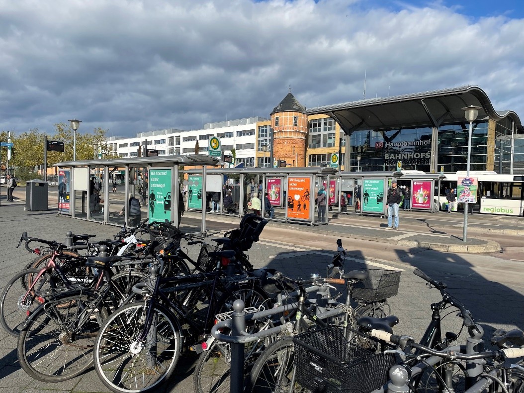 Kampagne "Sensibilisierung der Verkehrsteilnehmenden" Citylight-Poster am Potsdamer Busbahnhof.