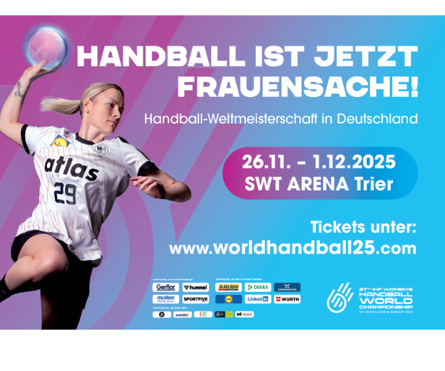 Das Plakatmotiv zeigt links eine Frau springend mit Ball in der Hand in Deutschland Trikot. Darüber steht geschrieben: "Handball ist jetzt Frauensache!" Hinweis zur Saison in der SWT Arena Trier. 