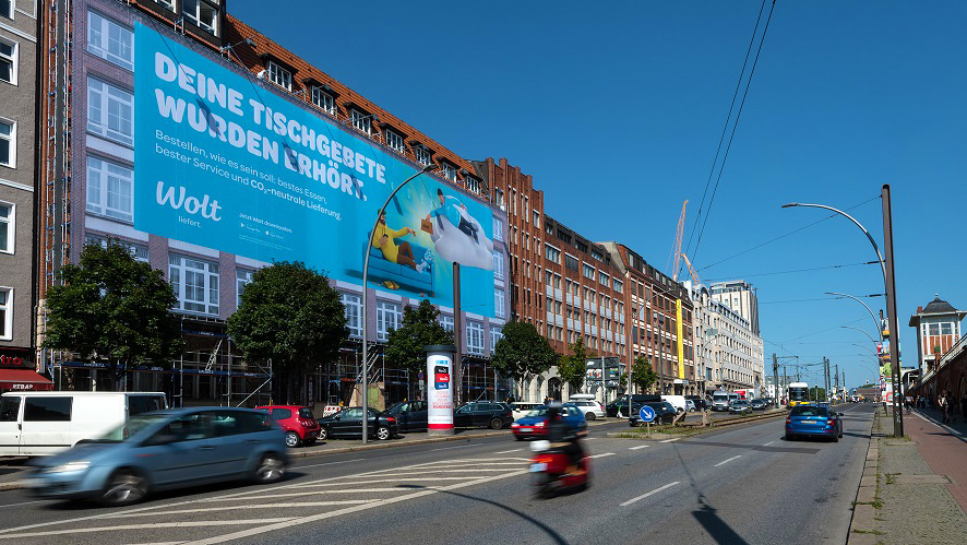 plakat-verkauft.de_risenposter_wolt_deine-tischgebete XXL-Wolt-Poster an Hauswand sorgt für Aufmerksamkeit