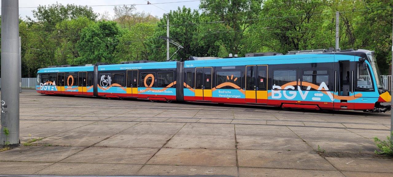 Versicherung auf Augenhöhe: Diese Bahn bringt BGV direkt ins Stadtbild.