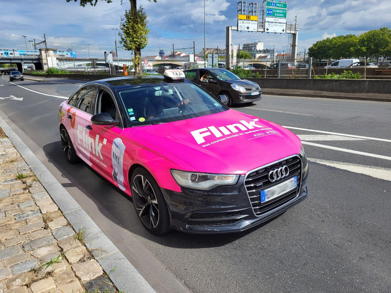 Flink liefert Tempo – auch als rollende Werbefläche auf dem Taxi.
